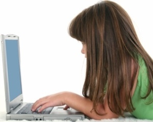 ONU preocupada com jovens que navegam sozinhos na Internet