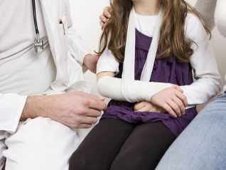 menina_braco_partido_medico_318x239_Goody_dr.jpg
