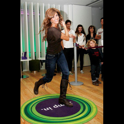 Bibá Pitta divertiu-se à grande na festa de lançamento do Kinect, o novo sensor para consolas Xbox 360 que permite jogar sem quaisquer comandos.
Uma semana após ter sido lançado no mercado americano, este equipamento, que utiliza o corpo como comando à distância, chegou a Portugal, e os nossos famosos tiveram a oportunidade de testar o aparelho em primeiríssima mão, no Inspira Santa Marta Hotel, em Lisboa.
Veja como foi.
