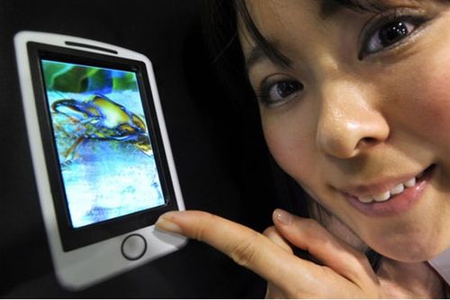 Novos ecrãs móveis 3D da Sharp. Fotografia da AFP