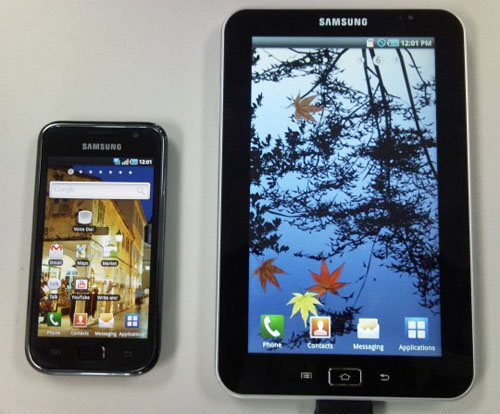 Fotografia veiculada online. Samsung Galaxy Tab ao lado de um smartphone Galaxy da marca
