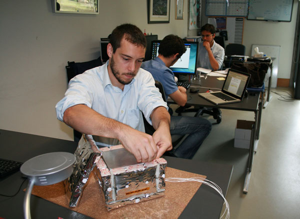 Ricardo Patrício, da Active Space Technologies, mostra o protótipo