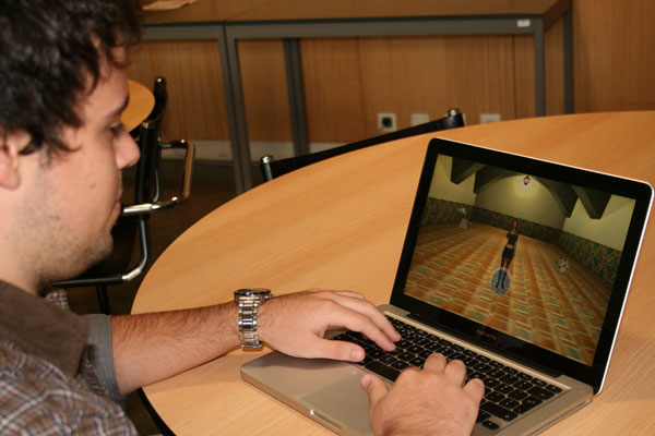 Marco Simões utiliza um dos ambientes virtuais. Créditos: UC