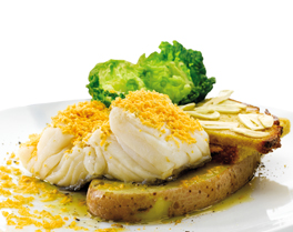 Bacalhau com ovo e tostas de broa de milho com alho