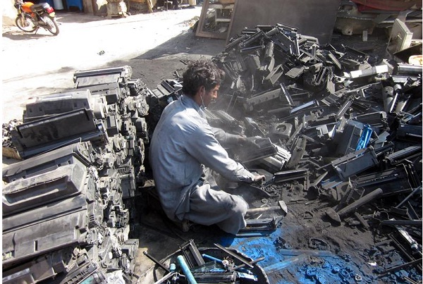 homem desmonta impressoras no paquistão