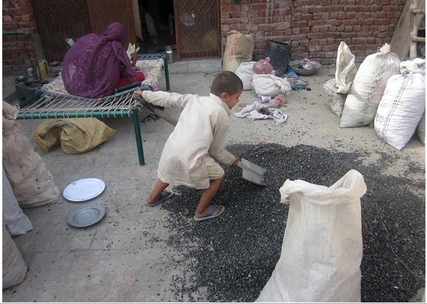 criança trabalha no lixo eletrónico no paquistão