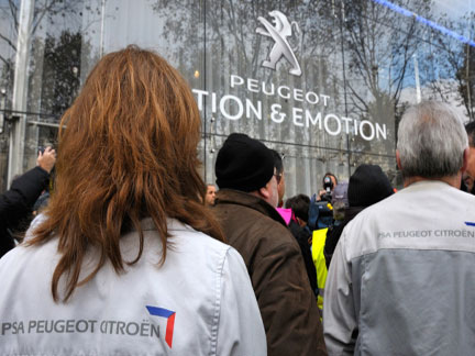 Peugeot Citroen vai cortar 8.000 postos de trabalho em França