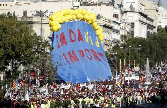 Manifestação anti-aborto na cidade espanhola de Madrid (EPA)