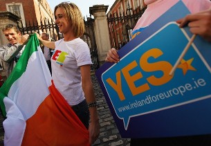 Apoiantes irlandeses do movimento pelo 'Sim' ao Tratado de Lisboa (Foto: Getty Images)